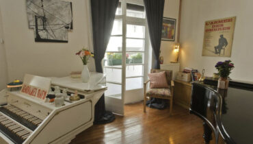 PLAKA – CENTRALLY LOCATED IN A PERIOD BUILDING | APARTMENT